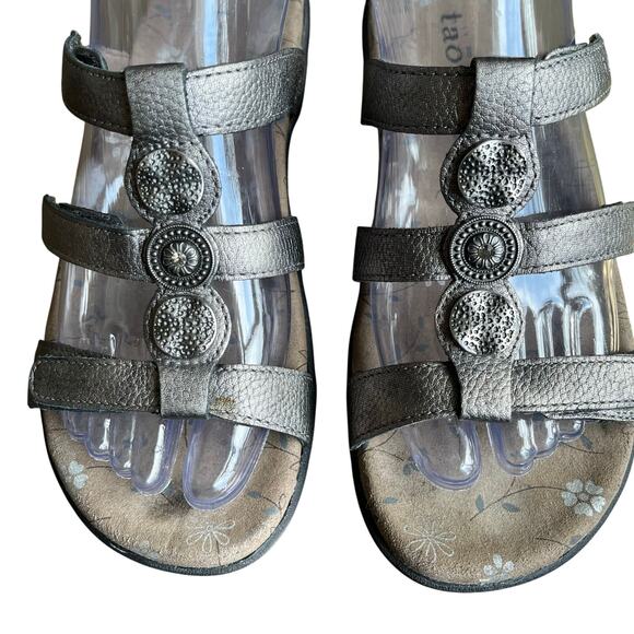 Taos Sandals Womens Size 37 6 Metallic Silver Leather Comfort Active Athleisure - Picture 4 of 7